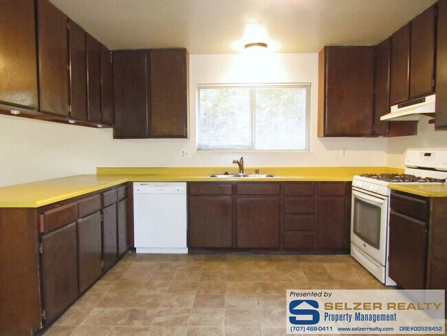 Building Photo - Roomy 3 bd. home on a cul-de-sac near park...