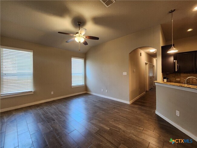 Building Photo - 526 Creekside Frst