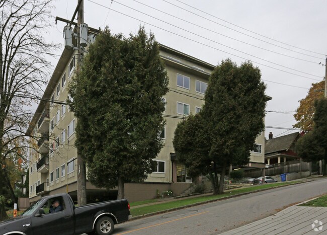 Photo du bâtiment - Redwood Manor