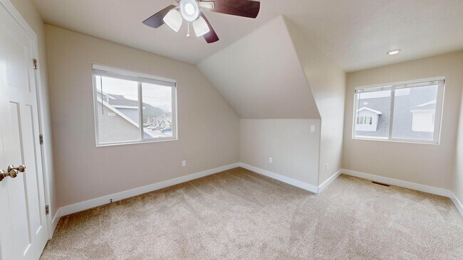 Building Photo - 1563 S Topaz Dr