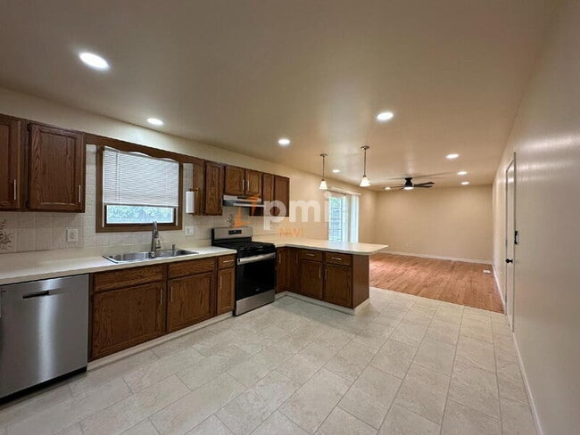 Building Photo - 2836 W 63rd Ln