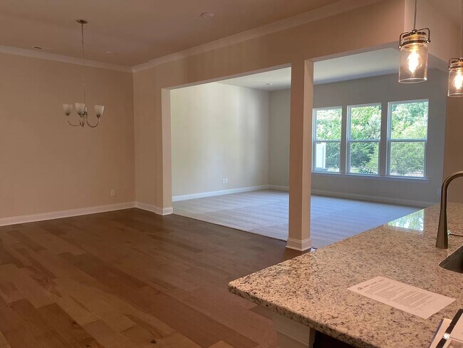 Building Photo - 207 Heathbrook Ln