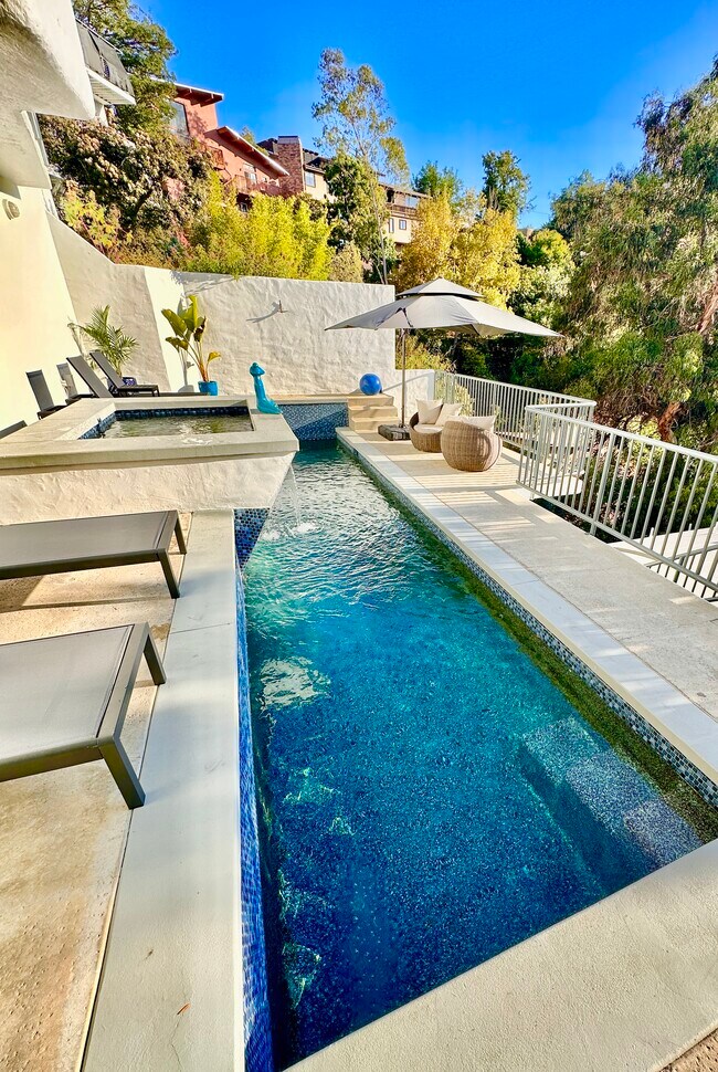 Piscina y spa en el último piso con tumbonas y sombrillas - Luxury Hollywood Hills Retreat!