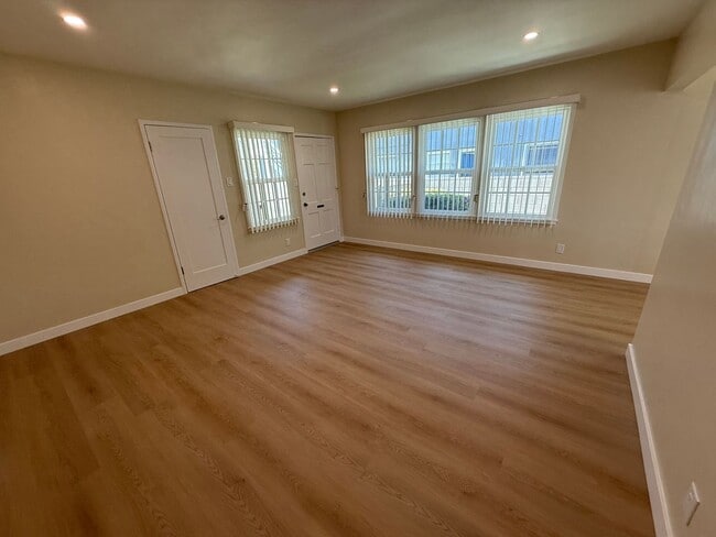 Foto del edificio - 1006-1008 W. Glenoak