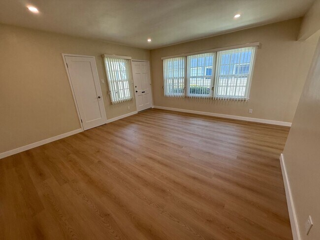 Building Photo - 1006-1008 W. Glenoak