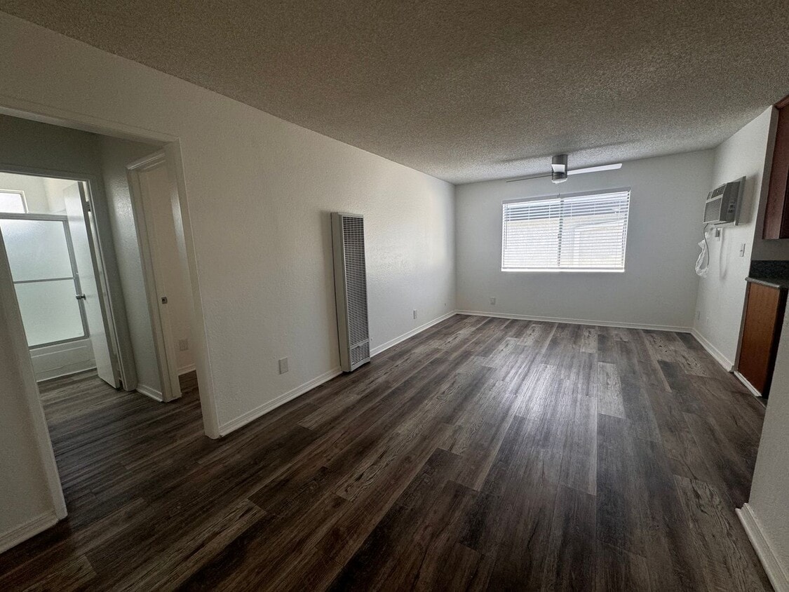 Foto principal - 18416 Halsted St