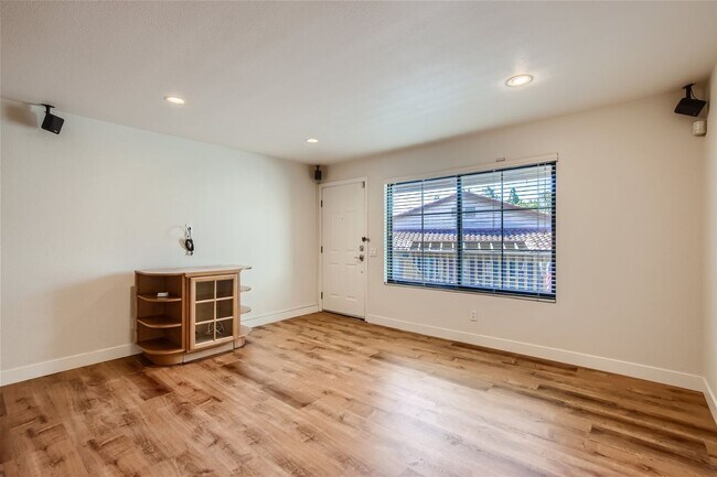 Building Photo - 2 Bedroom 2 Bath Condo in Del Mar!!!