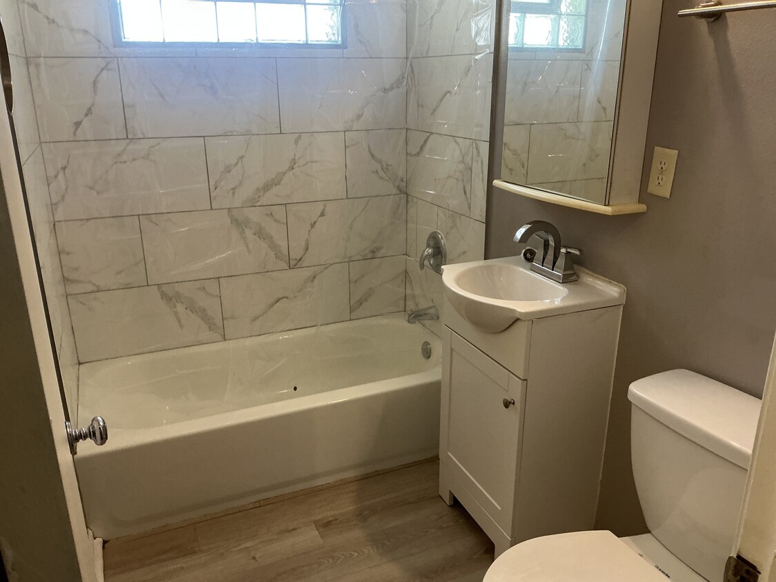 Bath - 3828 W Marion St