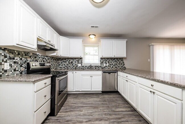 Building Photo - 5160 Largo Dr