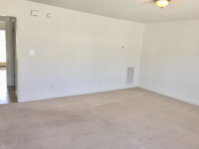 Foto del edificio - 4 Bedroom 3.5 Bath end unit- Available Aug...