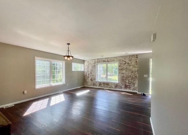 Building Photo - Fantastic 4 bedroom single family home on ...