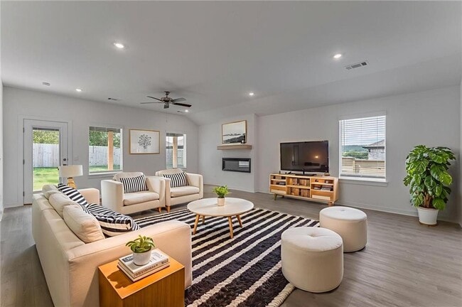 Building Photo - 981 PEBBLE Dr