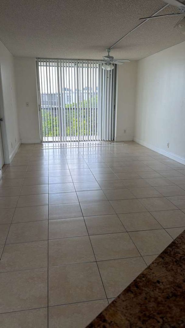 Building Photo - Spacious 2-bedroom apartment for rent in Miramar, FL.