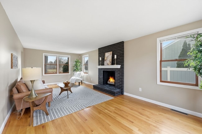 Foto del edificio - 10 Woodcrest Rd