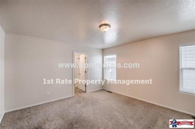 Building Photo - Lovely 3 bedroom 2 bathroom with 2 car garage