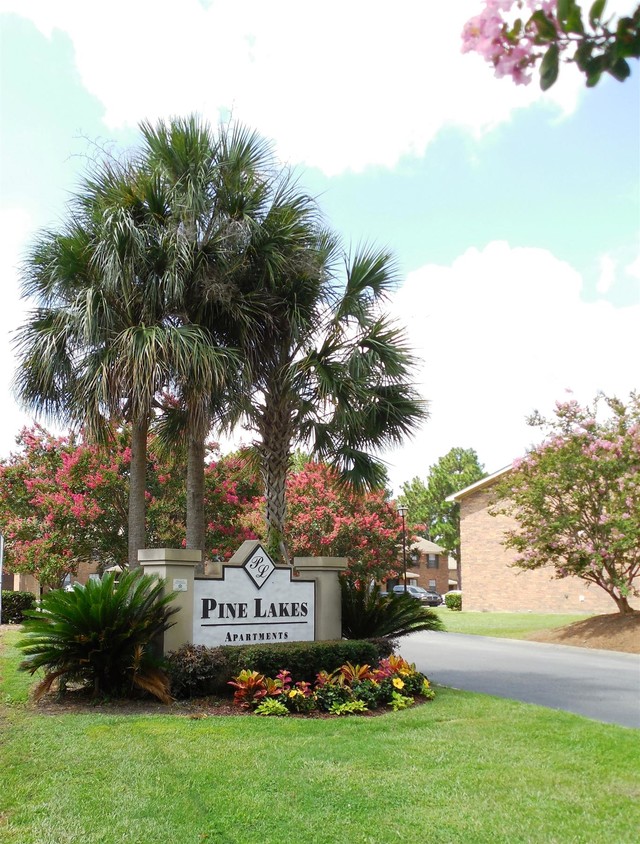 Foto principal - Pine Lakes Apartments