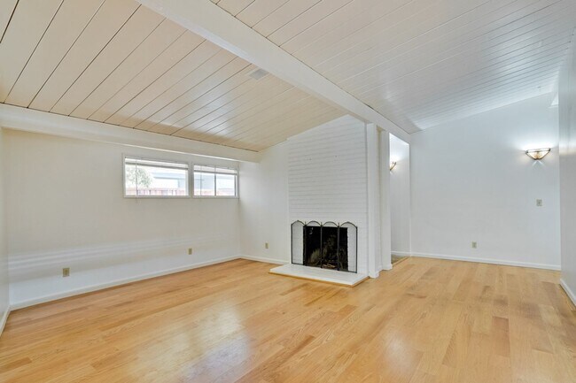 Foto del edificio - Spacious 4 Bed 3 Bath Home in Highly Desir...