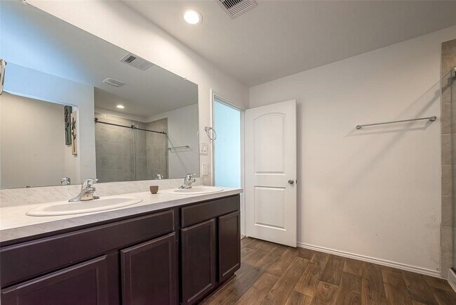 Foto del edificio - 5251 Cherry Tallow Trl