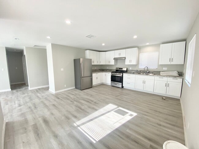 Building Photo - 748 Hawthorne Pl