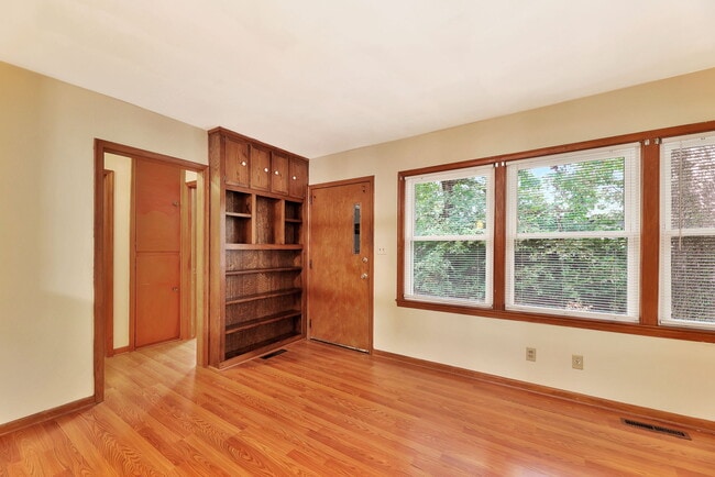 Building Photo - 2218 W Saint Louis St