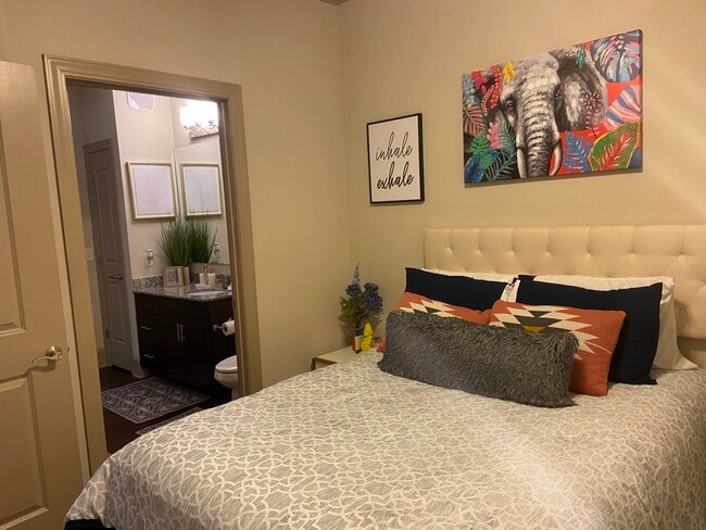 Queen size bed - 3127 Forrest Walk