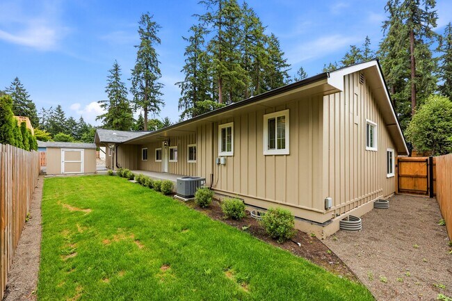 Building Photo - 1410 SE River Forest Rd
