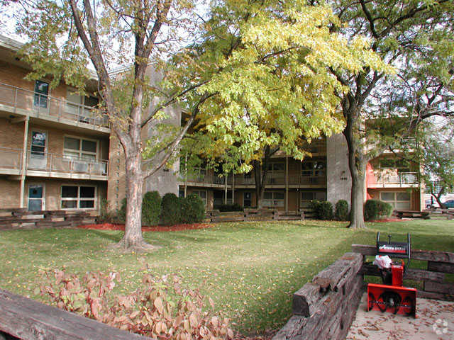 Court Yard - Forest Glen Apartments