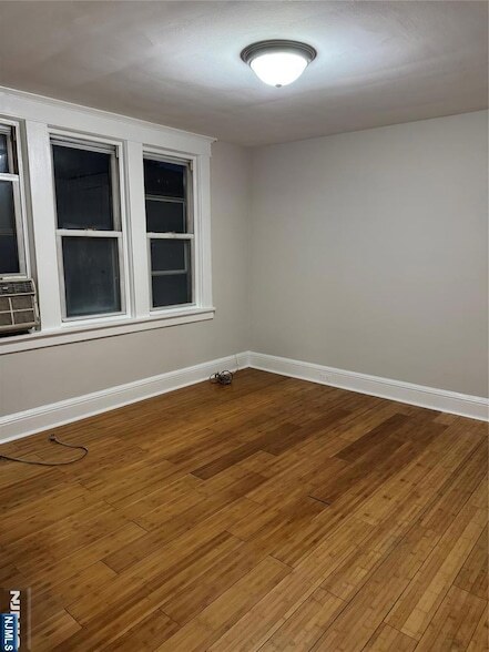 Foto del edificio - 1062 E 25th St