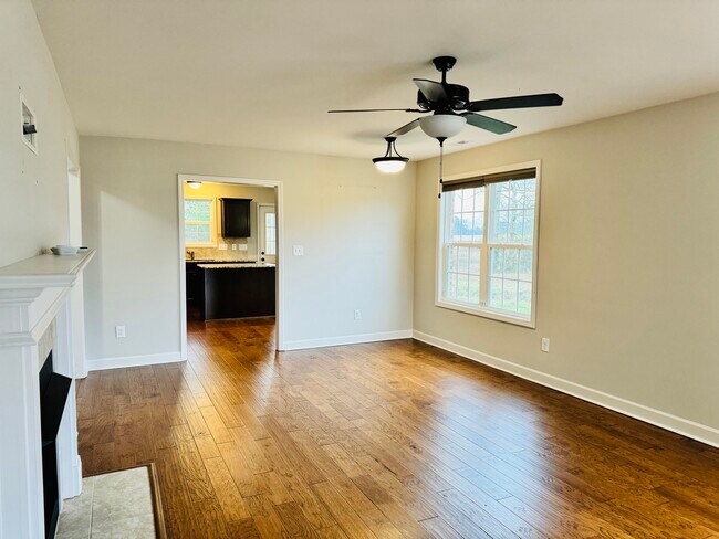 Building Photo - 524 Amberdale Cir E