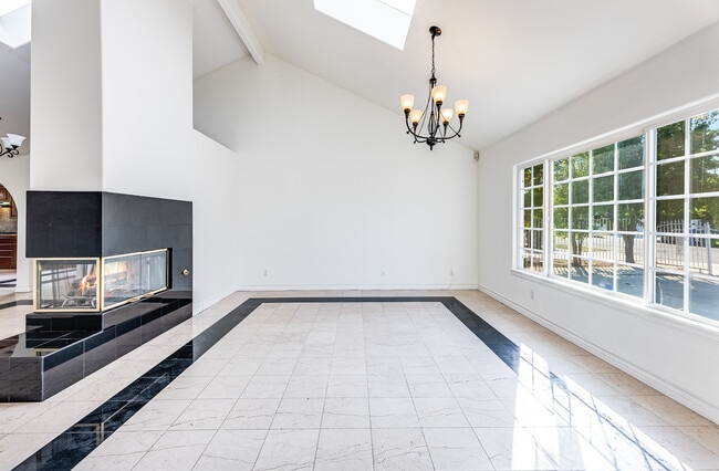 Formal LR w/high ceilings & skylights - 5072 Chimineas Ave
