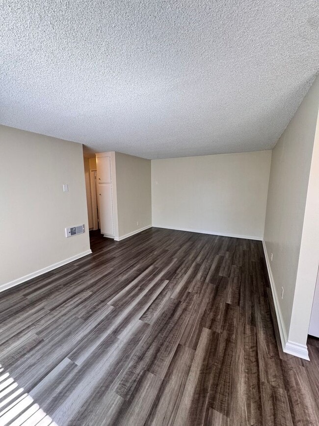 Building Photo - Beautifully Renovated 2 Bed / 1.5 Bath Apartment for Rent in Los Alamitos!