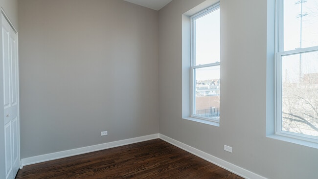 Foto del edificio - 2400 S Troy St