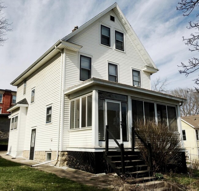 Building Photo - 705 W 3rd