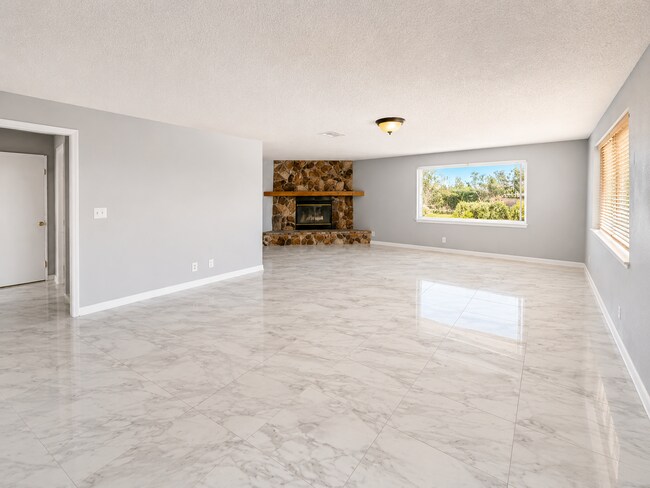 Building Photo - 4 bedroom 2.5 bathroom house in Apple Valley Ca!