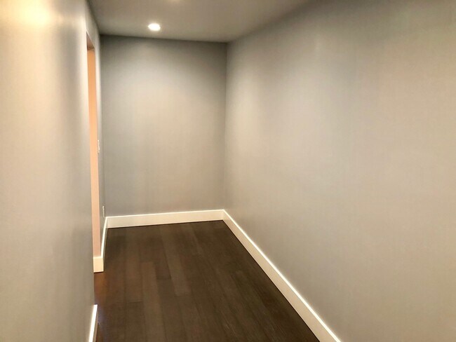 Foto del edificio - 1466 Revere Ave