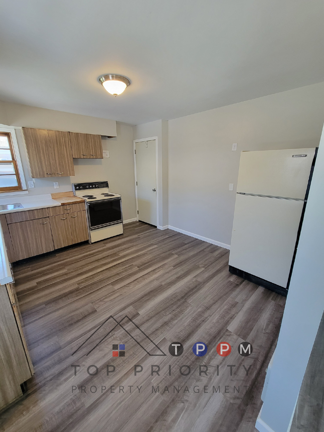 Building Photo - 3 Bedroom | 1 Bathroom Duplex in Cedar Fal...