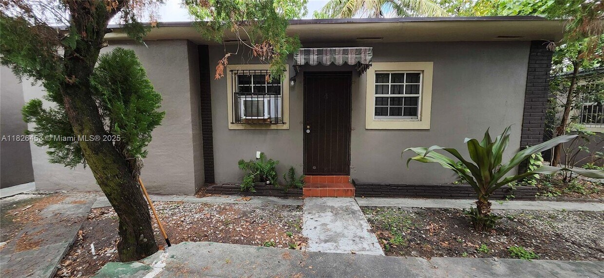 Foto principal - 119 NE 56th St