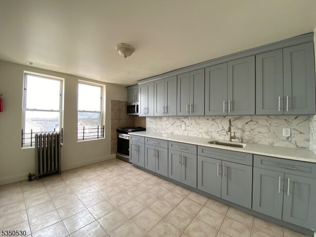 Foto del edificio - 130 Milford Ave