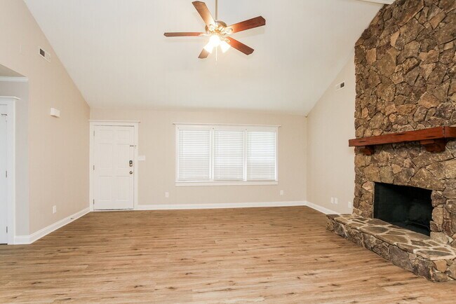 Foto del edificio - 105 Interlaken Pl