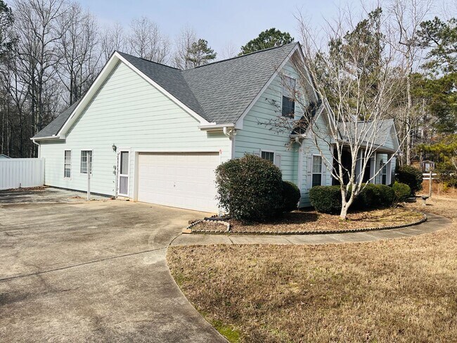 Foto del edificio - Beautiful 4 bedroom home sitting on 3 acres in Senoia! Must see!