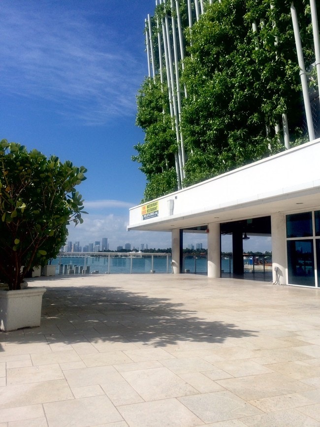 PATIO - 7,000 pies cuadrados - Bentley Bay