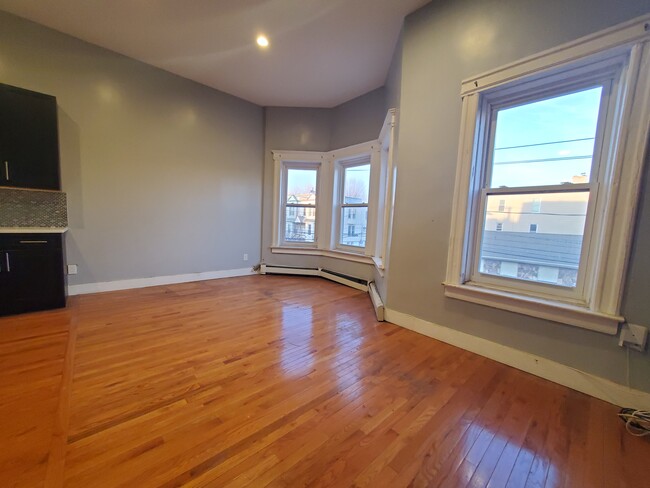 Foto del edificio - 581 Bramhall Ave