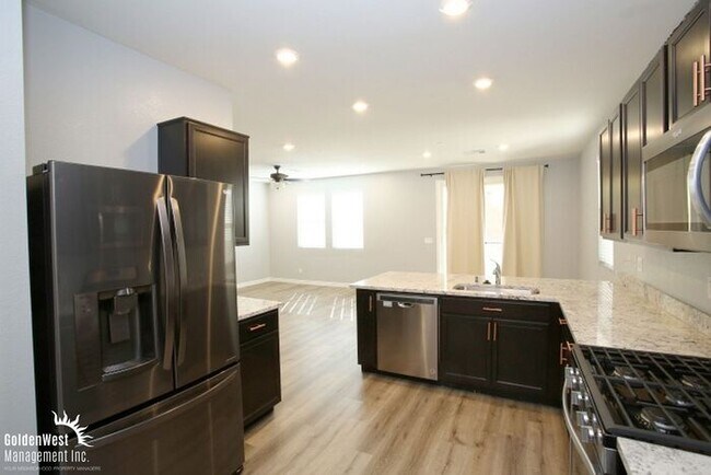 Foto del edificio - Bright & Stylish 3Bdm 2.5Ba Home in Henderson