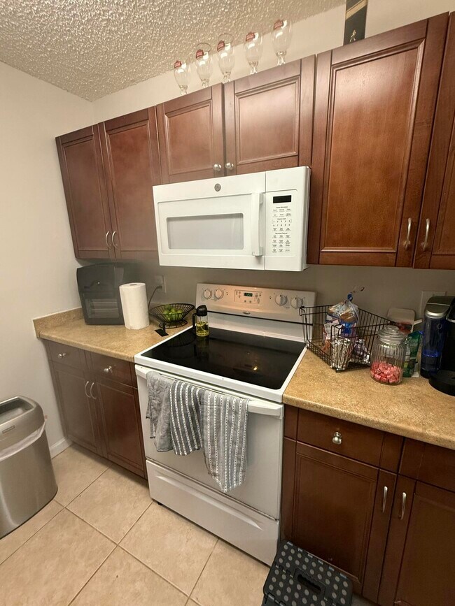 Building Photo - 915 Meadows Cir