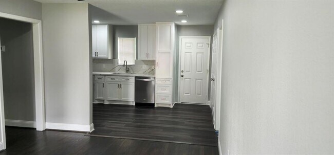 Building Photo - 9406 Chesterfield Dr