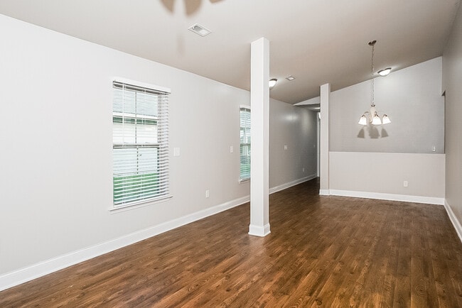 Building Photo - 233 Valleyside Dr NE
