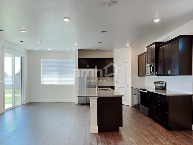 Foto del edificio - 1317 N Barkvine Ave