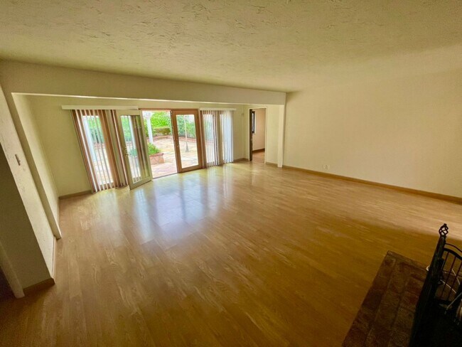 Foto del edificio - Indoor/outdoor living, spacious 4/2 on a quiet street in Mills Estates