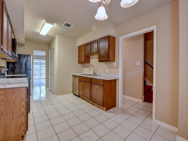 Foto del edificio - 6330 Creekbend Dr