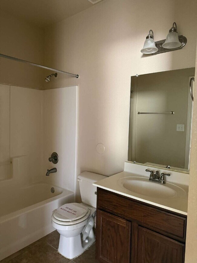 Foto del edificio - Cozy three-bedroom two bath at a great location! 10429 Silvercloud Drive, El Paso, Texas 79924